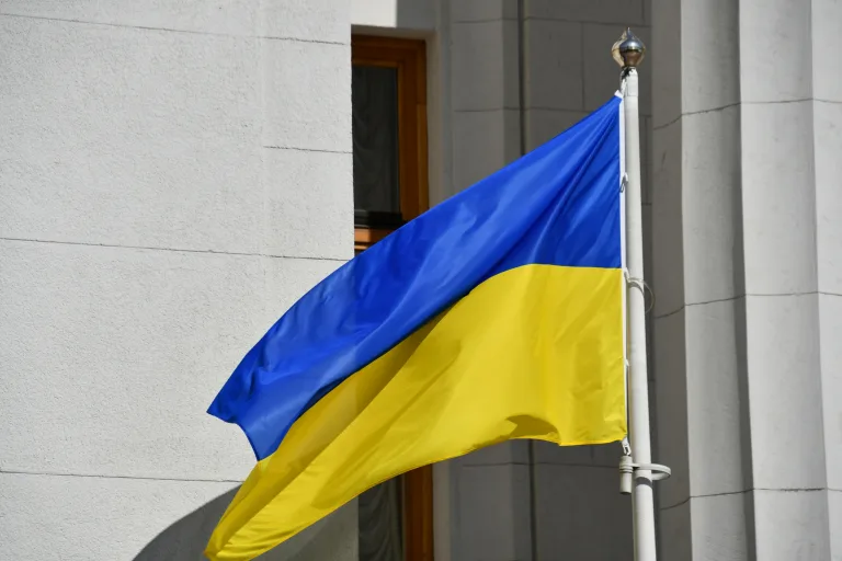 Украинские консульства прекращают выдачу документов